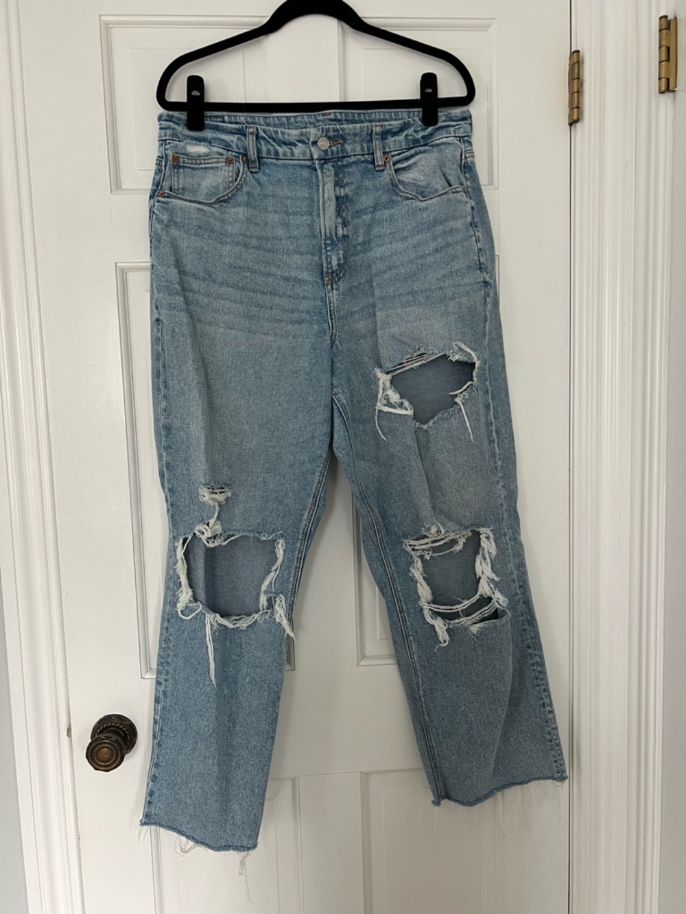 American Eagle Outfitters Light Blue Distressed Boyfriend Jeans